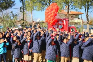 On bin &ccedil;ocuğa sıcacık hediye: Emre Altuğ da destek verdi