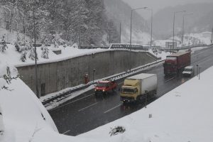 Bolu Dağı'nda kar yağışı ve yoğun sis