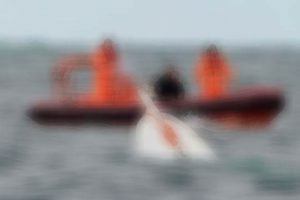 Karadeniz'de balık&ccedil;ı teknesi battı: 2 kişi kurtarıldı