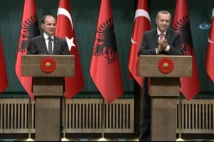 Cumhurbaşkanı Erdoğan, Arnavut gazeteciyi alkışladı