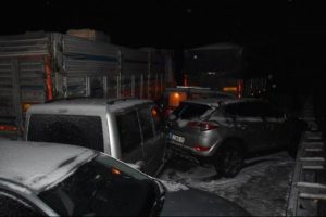 K&uuml;tahya'da 10 ara&ccedil;lık zincirleme kaza: 4 yaralı