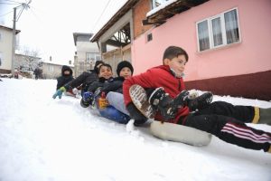 Bursa'da &ccedil;ocukların bidon ve poşetle kayak keyfi