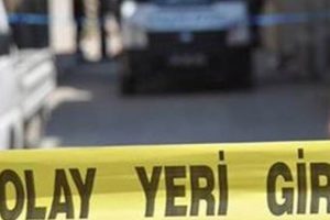 Annesinin başına t&uuml;ple vurup, 8 yerinden bı&ccedil;akladı