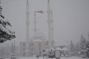 Antalya'da kar yağışı okulları tatil ettirdi