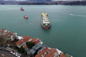 Yenik&ouml;y'de gemiyi kurtarma &ccedil;alışmaları havadan g&ouml;r&uuml;nt&uuml;lendi