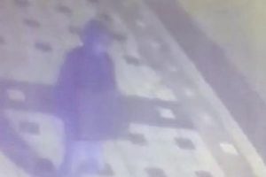 Bursa'da hırsız, a&ccedil;amadığı &ccedil;elik kasayı kucaklayıp g&ouml;t&uuml;rd&uuml;