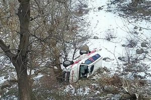 Hasta almaya giden ambulans şarampole yuvarlandı