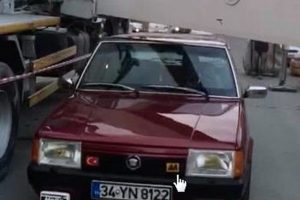 İddiaya girdi, vincin altında ge&ccedil;ti