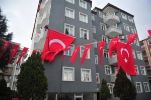 Bursalı şehidin kız kardeşinin evi bayraklarla donatıldı