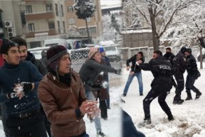&Ccedil;evik kuvvet ile vatandaşın kartopu savaşı