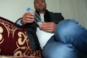 Oğluna pet şişe atan babaya ceza
