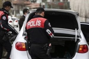 Lastiğini patlattıkları otomobilden 900 bin lira alıp ka&ccedil;tılar