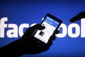 Facebook'ta başkalarını 'izlemek' mutsuzlaştırıyor