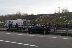 Otomobil bariyerlere &ccedil;arptı: 1 yaralı