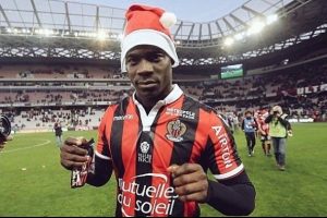 Balotelli hem atıyor, hem de oyundan atılıyor!