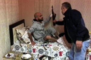 Engelli &ccedil;ete &uuml;yesi, halk otob&uuml;s&uuml;n&uuml; kurşunladı