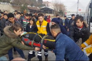 2 araca &ccedil;arpan motosiklet s&uuml;r&uuml;c&uuml;s&uuml; yaralandı