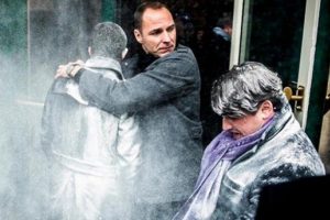 Cumhurbaşkanı adayı Manuel Valls'e unlu saldırı