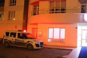Tartıştığı karısını &ouml;ld&uuml;rd&uuml;