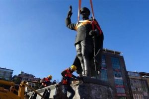 Rize'deki Atat&uuml;rk heykeli valiliğin &ouml;n&uuml;ne yerleştirildi