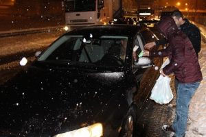 Yoğun kar yağışı nedeniyle yolda kalanlara kumanya dağıtıldı