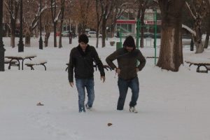 Karlı ve buzlu havada y&uuml;r&uuml;me y&ouml;ntemleri