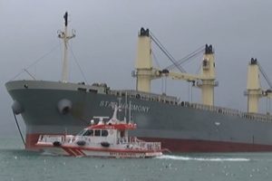Karaya oturan gemiyi kurtarma &ccedil;alışmaları s&uuml;r&uuml;yor
