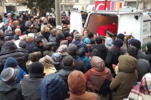 Şehit oğlunu "G&uuml;l kokulu yavrum' diye uğurladı