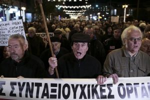 Yunanistan'da emeklilerin &ccedil;ilesi bitmiyor