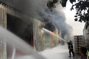 Fabrika, iş yeri ve 2 depo k&uuml;l oldu