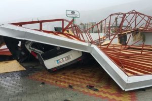 İskenderun'da fırtına hayatı fel&ccedil; etti