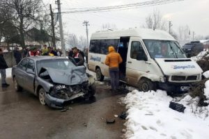 D&uuml;zce'de otomobil ile &ouml;ğrenci servisi &ccedil;arpıştı: 12 yaralı
