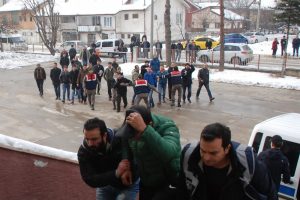 Taciz iddiasıyla adliyeye sevk edilen &ouml;ğretmene lin&ccedil; girişimi