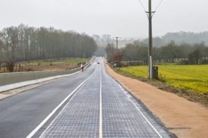 D&uuml;nyanın g&uuml;neş enerjili ilk yolu trafiğe a&ccedil;ıldı