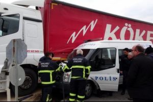 &Ccedil;evik Kuvvet minib&uuml;s&uuml; TIR'a &ccedil;arptı: 11 polis yaralı