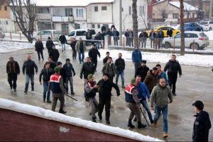 Taciz iddiasıyla adliyeye sevk edilen &ouml;ğretmene lin&ccedil; girişimi