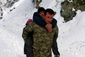 Uzman &Ccedil;avuş, kalp hastasını karda sırtında taşıdı