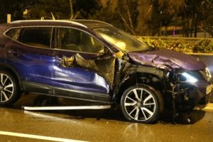 Kaza yaptığı yere reflekt&ouml;r koyarken otomobil &ccedil;arptı, hayatını kaybetti