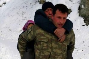Uzman &Ccedil;avuş, kalp hastası vatandaşı sırtında taşıdı