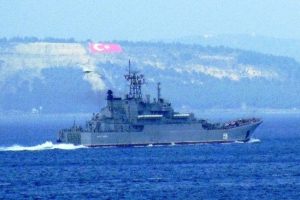 Rus savaş gemisi &Ccedil;anakkale Boğazı'ndan ge&ccedil;ti
