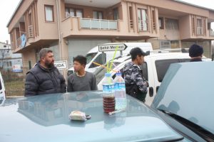 Bursa'da arabada bonzai partisi yaparken polise yakalandılar