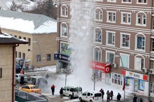 &Ccedil;atıdan d&uuml;şen &ccedil;ığ gibi kar korku dolu anlar yaşattı