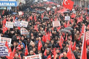 Batman'da "Ter&ouml;re Lanet Kardeşliğe Davet" y&uuml;r&uuml;y&uuml;ş&uuml;
