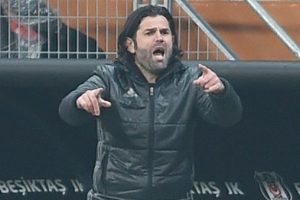 Beşiktaş taraftarından İbrahim &Uuml;z&uuml;lmez'e tezah&uuml;rat