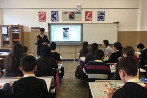 Bu okulda dersler m&uuml;zikli terapi eşliğinde işleniyor
