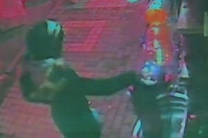 Bursa'da kadın hırsızlar g&uuml;venlik kamerasına yakalandı
