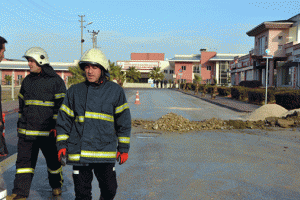 İş makinesi mahalle ortasında doğalgaz borusunu patlattı