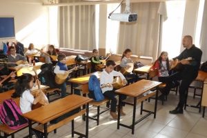 &Ccedil;ocukluk hayalini şimdi &ouml;ğrencileriyle ger&ccedil;ekleştiriyor