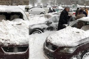 &Ccedil;atıdan d&uuml;şen kar k&uuml;tlesi 3 otomobili hurdaya &ccedil;evirdi