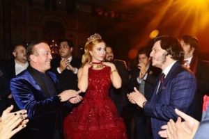 Ali Ağaoğlu'ndan kızına dudak u&ccedil;uklatan hediye!